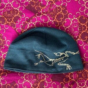 Arc'teryx Beanie - Dark green with Gold/tan Great Canadian Heli Skiing logo